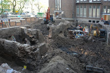 847248 Afbeelding van het uitgraven van archeologische resten op de binnenplaats van het voormalige Hoofdpostkantoor ...